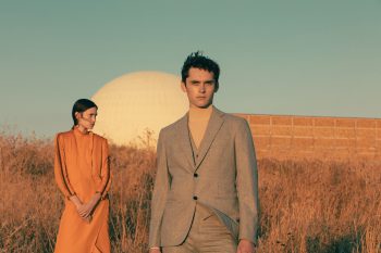 ジョアンナのシルクのドレスはHermès　　アンダースのカシミアのスーツはHermès、タートルネックはMaxMara