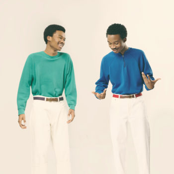 【服がかぶる】
（左）Nouveau Richeのニット、Junya Wantanabeのトラウザー　（右）Nouveau Richeのニット、JW Andersonのトラウザー　ふたりともベルトはスタイリストの私物