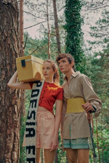 女性：バルセロナのヴィンテージショップ・LA COMUNEのヴィンテージのトップス、LORENZO MARTINEZのショーツ、LE ARTELIERのスカーフ
男性：DRIES VAN NOTENのシャツ、MISSONIのショーツ、LOEWEのベルト