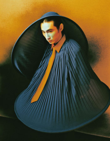 TERRENCE ZHOUの円形の帽子とトップス、MARK JEN HSU STUDIOのシャツとネクタイ