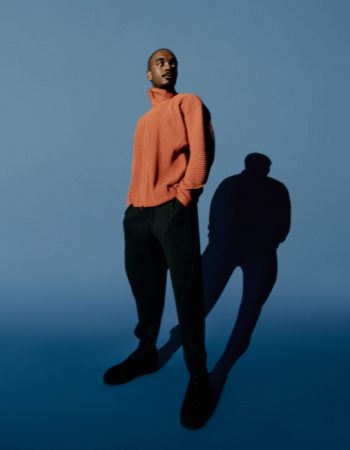 ISSEY MIYAKE HOMME PLISSÉのジャケットとパンツ、A-COLD-WALL*のスニーカー