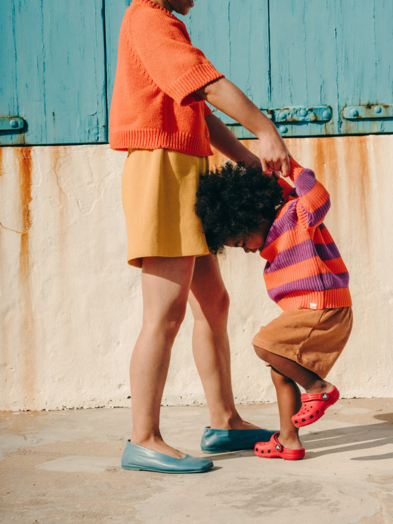 YanjiaoのカーディガンはCORDERA、ショートパンツはBABAÀ、シューズはMARSÈLL Naomiの衣装はTINY COTTONS、シューズはCROCS