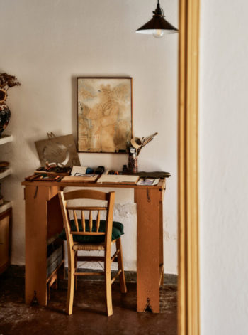 HomeTour_Alekos_Fassianos_04-aspect-ratio-29-39-1-600x807