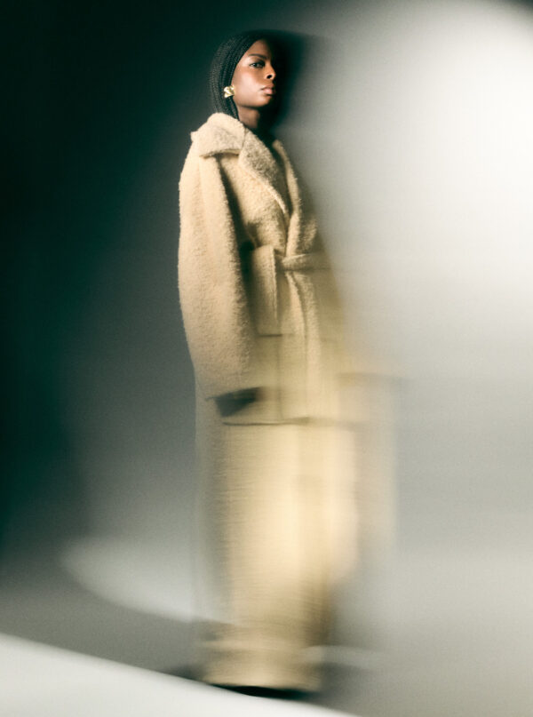 RAYCHUのコート、COMPLETEDWORKSのイヤリング