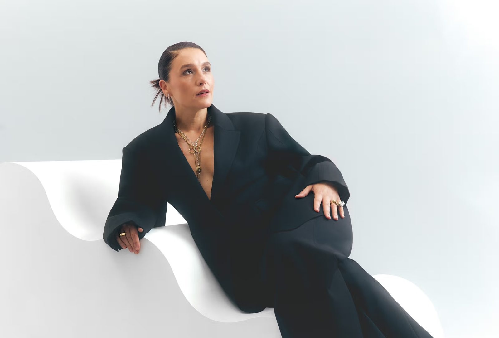 REBECCA VALLANCEのスーツ、JAYNE FOWLERのジュエリー