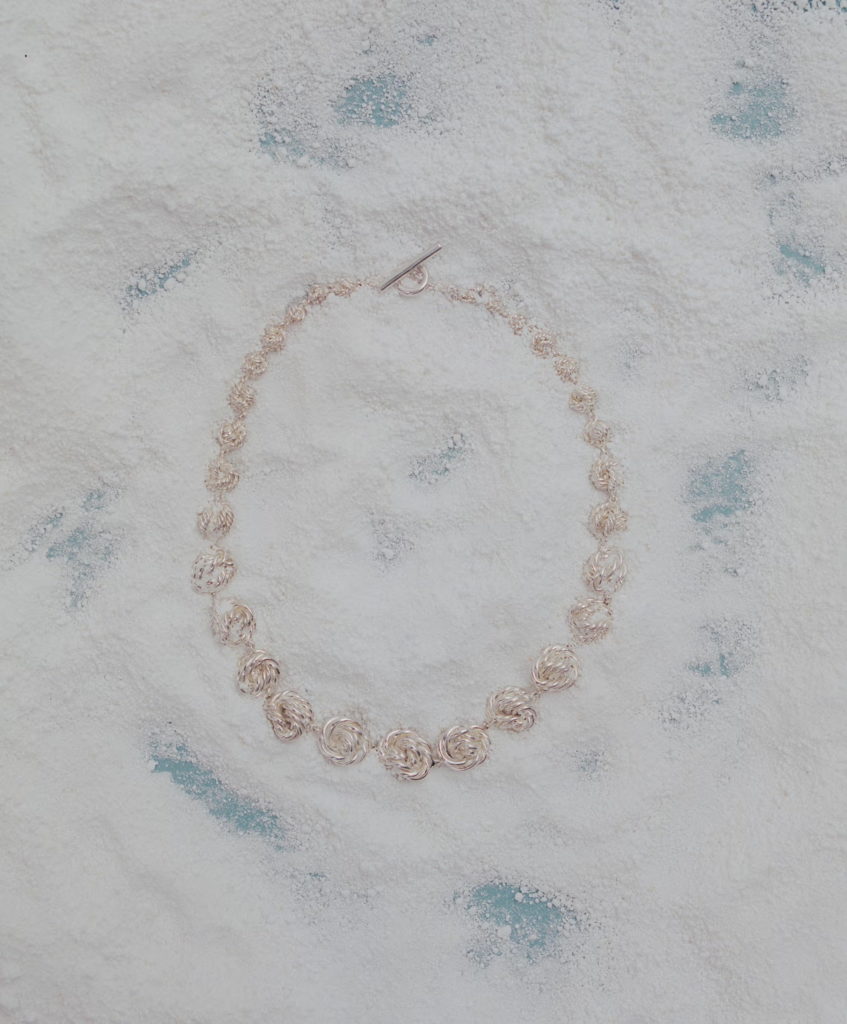 （上）TOURELLのネックレス（トップ画像） Nikitaのブレザーはスタイリストの私物、シャツとタンクトップはTEKLA