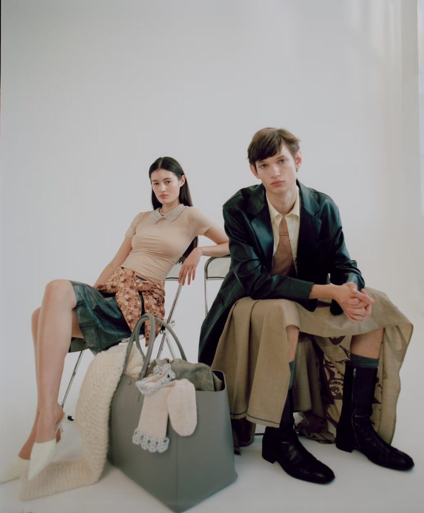 CecilieのネックレスはTOURELL、トップスとスカートはNATASCHA DOMINO、腰に巻いたスカーフはRAVE REVIEW、シューズはスタイリストの私物。

NikitaのブレザーはヴィンテージのLOUIS FÉRAUD、シャツはMKDT STUDIO、タンクトップはスタイリストの私物、スカートはSOFIA ADELL、ブーツはKRISTIAN-KRISTIAN。

床に置かれたアイテムは、KONÉのバッグ、GUDRUN & GUDRUNのニット、LEVIʼSのジーンズ、CLARA KREISBERGのソックス。