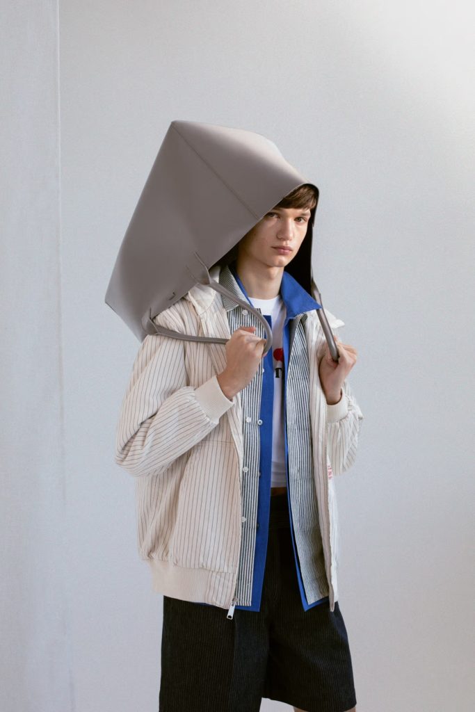 NikitaのバッグはKONÉ、TシャツはARV、シャツとショーツはJAN MACHENHAUER、ジップアップパーカはLEVIʼS