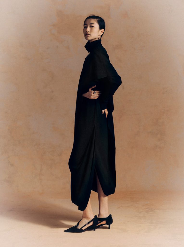TongのドレスはMUGLER、シューズはPRADA、ジュエリーはLE MANDORLE