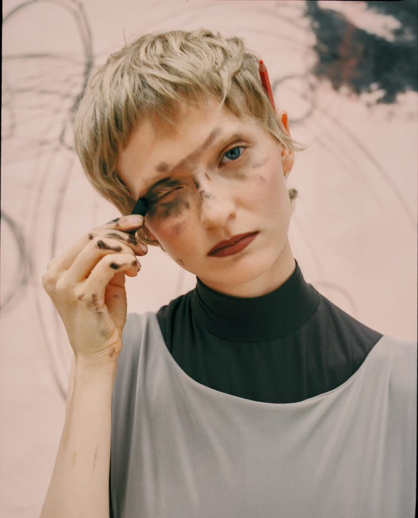 （上）AnnaのドレスはMANÉ MANÉ （トップ画面）RuiのシャツとショートパンツはHABEY CLUB、ソックスはCALZEDONIA、シューズはCAMPER/ AnnaのシャツとシューズはHABEY CLUB、トラウザーズはERNESTO NARANJO