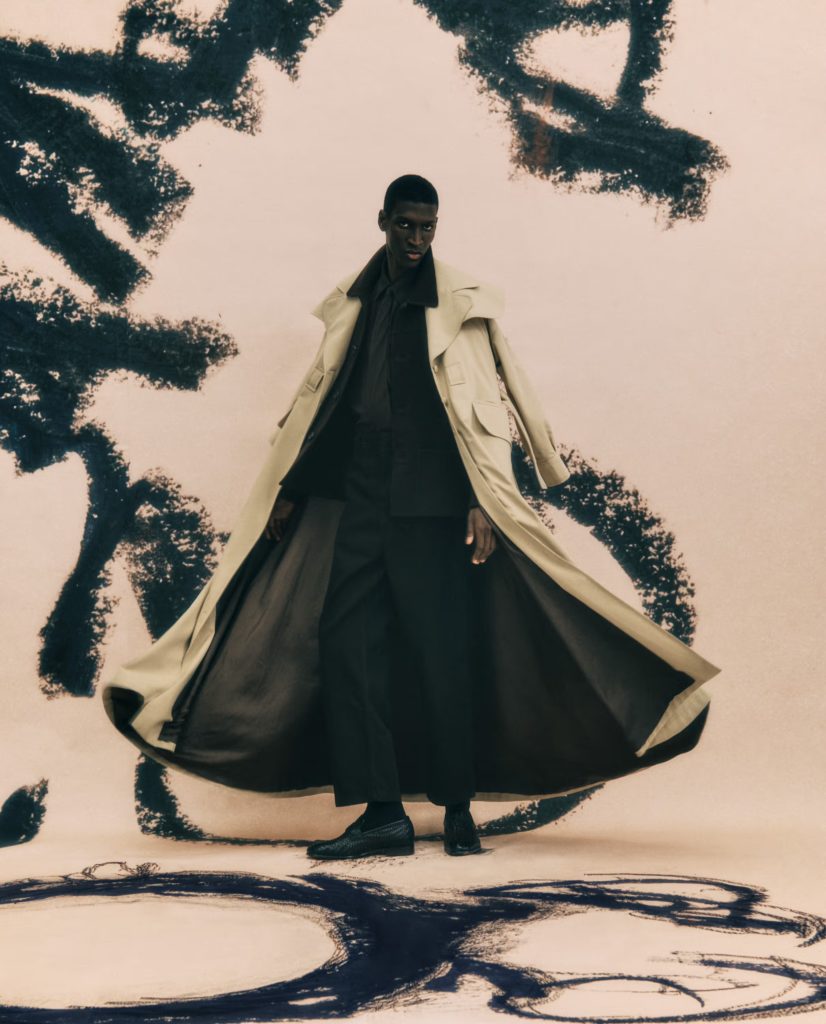 RuiのコートはMAISON MESA、ジャケットはSANDRO、シャツはANTIK BATIK、トラウザーズはCARLOTA BARRERA、シューズはFERRAGAMO